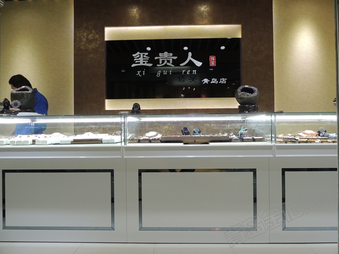 珠寶展示柜，玻璃45度對(duì)角的效果
