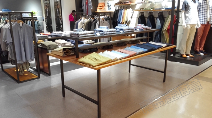 服裝展柜，古銅金屬質(zhì)感