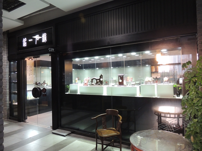 暗色調(diào)珠寶展柜