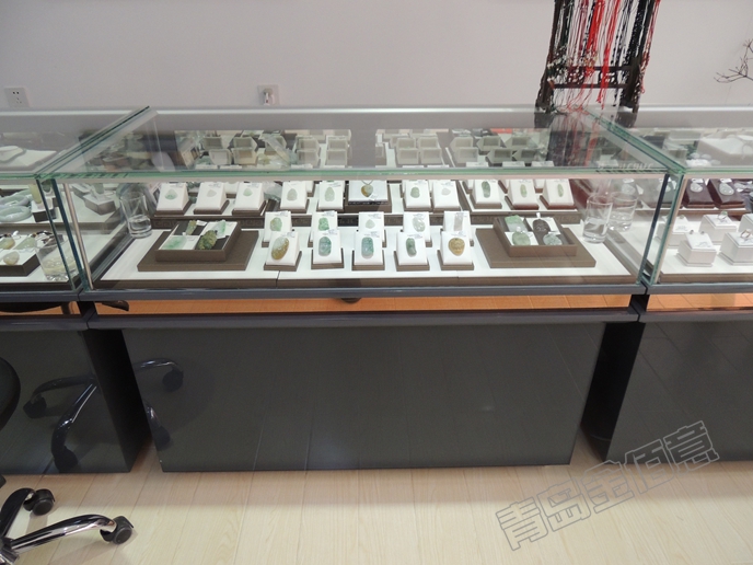 珠寶店，墻面的點(diǎn)綴也很重要