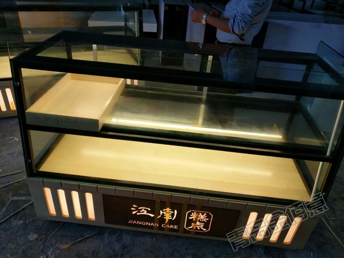 憶江南實(shí)木糕點(diǎn)柜